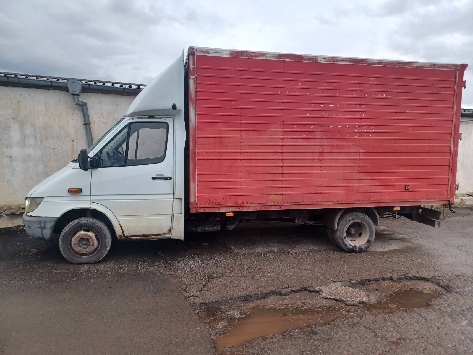 Товарен Mercedes Sprinter на Пиер Транс в София